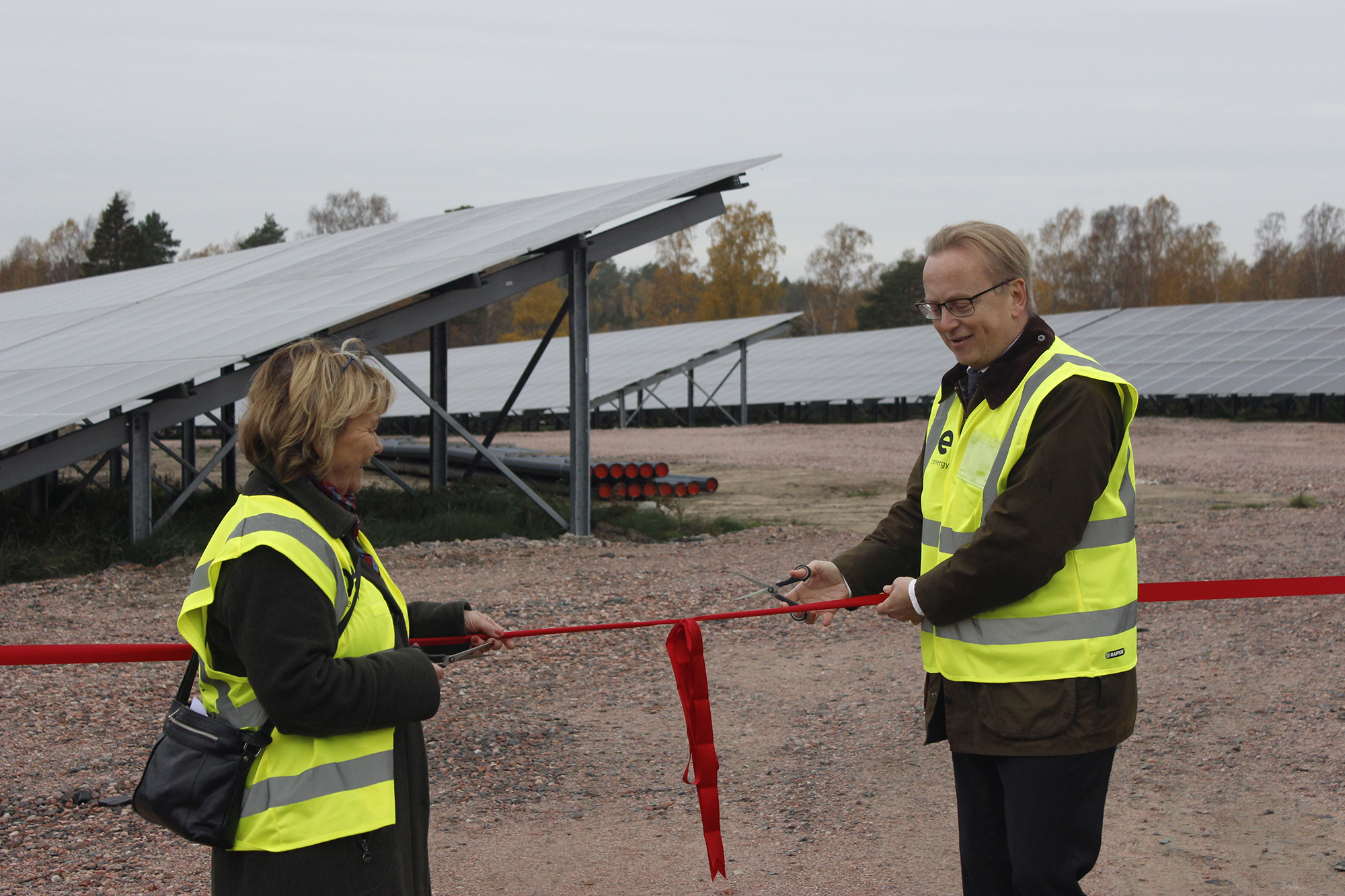 Czerwoną wstążkę na otwarciu Studsvik Solar Park przecięli Beatrice Ask, gubernator regionu, oraz Fredrik Olovsson, członek parlamentu.